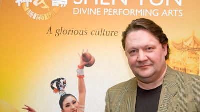 Chef einer Opernsängeragentur bei Shen Yun