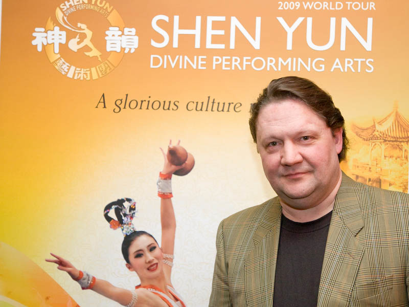 Chef einer Opernsängeragentur bei Shen Yun
