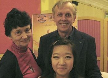 Mitglied des Schwedischen Parlaments, Eva Selin-Lindgren, mit nahen Bekannten bei der Shen Yun Show in Stockholm. Sie lieben und befürworten die Veranstaltung. (Lilly Wang/The Epoch Times)
