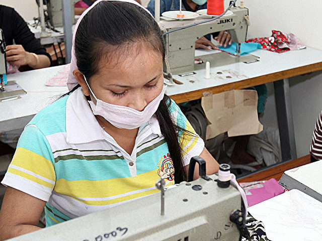 Eine Fabrikarbeiterin in einem „Sweatshop“, einem Ausbeutungsbetrieb, in Kambodscha. (Tang Chhin Sothy/Getty images)

