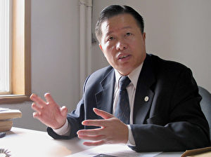 Gao Zhisheng bei einem Interview in seinem Büro in Peking am 2. November 2005.  (Verna Yu/AFP/Getty Images)