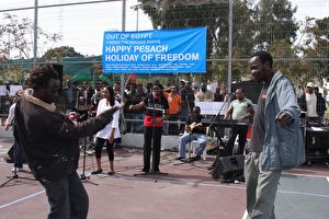 Israelis und Afrikaner machen zusammen Musik. Eine kleine Verschnaufpause für die sorgenbeladenen afrikanischen Asylanten und ein bisschen Tanz zu afrikanischen Rhythmen. (Yaira Yasmin/The Epoch Times)
