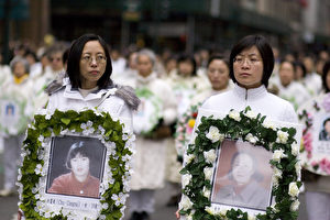 Eine Demonstration in New York City zum Gedenken an die in China zu Tode gefolterten Falun Gong-Praktizierenden, am 9. April 2007.  (Jeff Nenarelly/Epoch Times)
