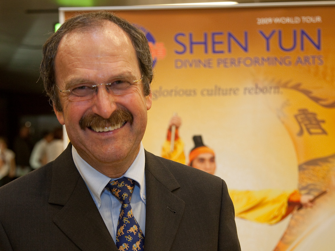 Deutscher Schulleiter reist zu Shen Yun nach Wien