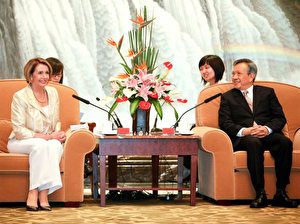 Die Sprecherin des US-Repräsentantenhauses, Nancy Pelosi, trifft sich mit dem Vorsitzenden des Volkskongresses der Stadt Schanghai, Liu Yungeng.  (Qilai  Shen/ Getty Images)
