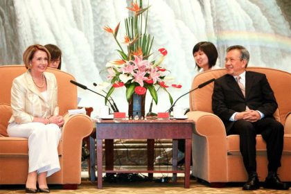 Bei Pelosis Ankunft protestieren Tausende gegen das chinesische Regime