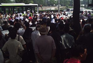 Menschenmengen warten auf die Ankunft Pelosis. (Von den Demonstranten zur Verfügung gestelltes Foto)
