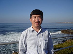 Mut: Dr. David Gao an den Klippen von La Jolla, San Diego/Kalifornien: Dr. Gao ist Präsident des Globalen Service-Zentrums zur Hilfe beim Austritt aus der Kommunistische Partei Chinas — Global Service Center for Quitting the CCP. (Joshua Philipp/The Epoch Times)