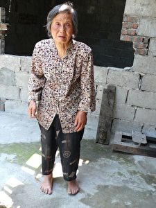 Diese demenzkranke Frau versteht vieles nicht, aber sie versteht, dass ihr Enkel bei dem Erdbeben gestorben ist. (The Epoch Times) 
