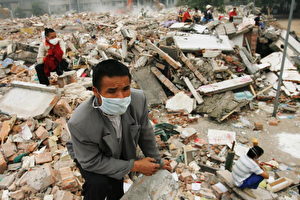 Suche nach verschütteten Schülern in Hanwang, Sichuan, am 17. Mai 2008, fünf Tage nach dem Erdbeben. (Andrew Wong/Getty Images)
