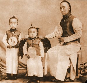 Chen Zengkun mit seinen Söhnen, eins der ältesten Fotos der Ausstellung. Der Vater trägt den typischen Zopf der Qing-Dynastie, die Kinder tragen das Haar auf dem Kopf gebunden, man nannte das einen „Stock in Richtung Himmel“. Jeder hält einen Fächer in der Hand, auf dem das Tier seines Geburtsjahres abgebildet ist, beim Vater ist der Tiger, beim älteren Sohn das Pferd zu erkennen.  (co Guest of Honour China) 
