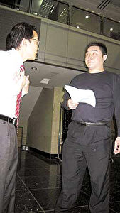 Xia Lin (links) Deng Yujiaos ursprünglicher Anwalt reicht Klage ein und benennt Wang Dezhi als Verdächtigen im Vergewaltigungsfall von Deng Yujiao. (Archivfoto Epoch Times)