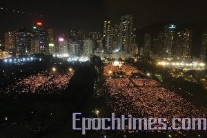 Etwa 150.000 Menschen hielten im Victoria Park in Hong Kong eine Mahnwache. (The Epoch Times)