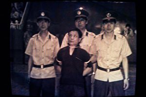 Der Student Liu Gang, Teilnehmer der demokratischen Protestbewegung 1989, wird zur Exekution geführt mit sechs weiteren Abgeurteilten, gefesselt mit Stricken. (AFP) 