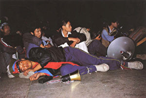 Zhang Jian schlief wie viele andere auch in der Nacht auf dem Tiananmenplatz. Drei Kugeln trafen ihn ins Bein, als am 4. Juni die Armee den Platz mit einem Blutbad überzog. (64memo.com)