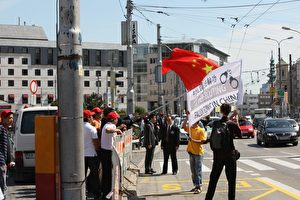 Eine chinesische Fahne wurde als Waffe gegen Spruchbänder der Menschenrechtsaktivisten eingesetzt.(Kamil Rakyta/The Epoch Times)
