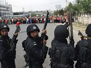 Schwer bewaffnet gegen Unbewaffnete in Urumqi, Hauptstadt der Autonomen Region Xinjiang am 7. Juli.  (AP Photo/Ng Han Guan)
