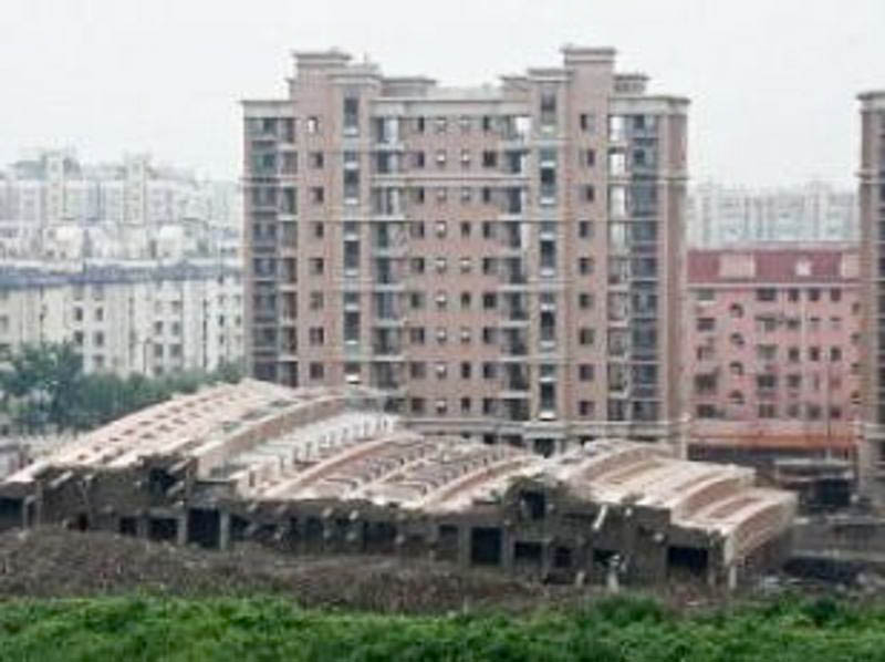 Das umgestürzte Appartementhaus – Eigentümer protestieren in Shanghai