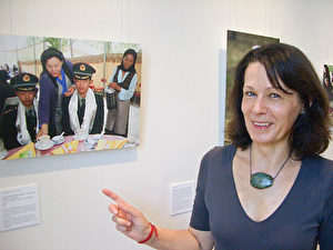 Elke Hessel, die Kuratorin der Ausstellung, wissenschaftliche Mitarbeiterin im Tibethaus Deutschland e.V. Sie hat ihre langjährigen, engen Kontakte zu den Künstlern genutzt und diese zu den Fotos der Ausstellung animiert. (Monika Weiß/The Epoch Times)
