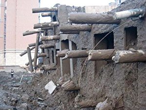 Keine verlässlichen Stützen, die aus dem Fundament des eingestürzten Gebäudes herausragen. (Internet Foto)
