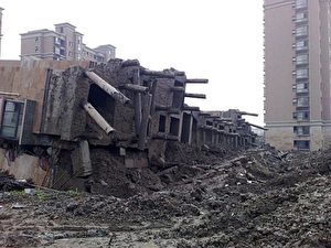 Die tragenden Pfeiler verbogen sich oder brachen, als das Gebäude fiel. (Internet Foto)
