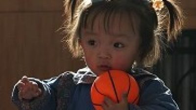 Chinesisches Fürsorgezentrum entreißt den Eltern Babys, um sie zur Adoption zu geben