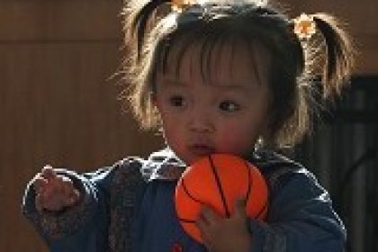 Chinesisches Fürsorgezentrum entreißt den Eltern Babys, um sie zur Adoption zu geben