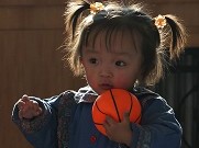 Chinesisches Fürsorgezentrum entreißt den Eltern Babys, um sie zur Adoption zu geben