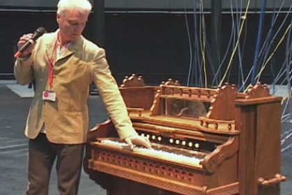 London: David Byrnes – Playing the Building