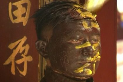 Chinese Artist Disappears into His Surroundings