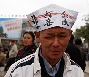 Jobsuche auf dem Kopf getragen. Gesehen in Chengdu, China. (China Photos/Getty Images)
