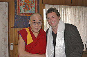 Autor Andreas Hilmer (r.) mit dem Dalai Lama im indischen Dharamsala. (Andreas Hilmer)

