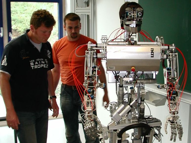 Roboter der Hochschule Niederrhein macht den nächsten Schritt