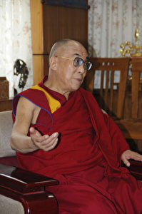 Besorgt: Der Dalai Lama, 74 Jahre alt, sorgt sich weiterhin vor allem um die Situation in Tibet selbst. Im aktuellen Gespräch in Indien und auch beim jüngsten Besuch in Deutschland vor ein paar Wochen betont er, wie entscheidend es für die Zukunft ist, das chinesische Volk für seine Lösung zu gewinnen. Auch wenn sein Mittlerer Weg bei der Regierung gescheitert ist, er setzt viel Hoffnung in die Bürger Chinas. (Rüdiger Findeisen)
