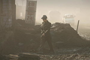 Ein Bergmann auf dem Weg durch dicken Kohlenstaub vor seiner Schicht in einer kleinen Mine in Xiaoyi in der Provinz Shanxi. (Peter Parks/Getty Images)
