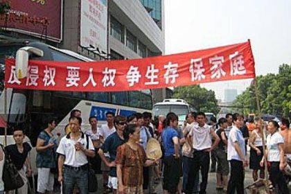 Eintausend Arbeiter blockieren zum dritten Mal Straßen in Wuhan