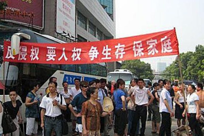 Eintausend Arbeiter blockieren zum dritten Mal Straßen in Wuhan