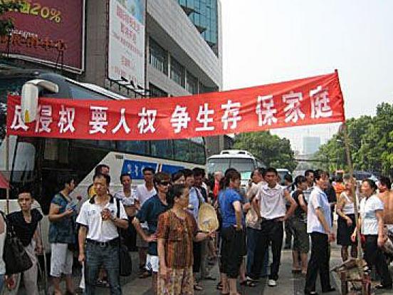 Eintausend Arbeiter blockieren zum dritten Mal Straßen in Wuhan
