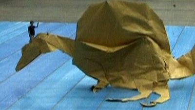 Japan: Riesen Origami-Dinosaurier