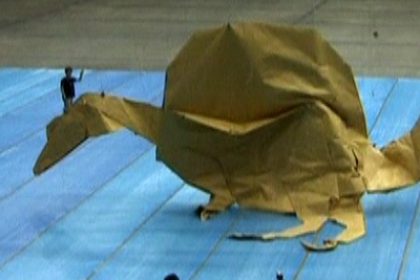 Japan: Riesen Origami-Dinosaurier