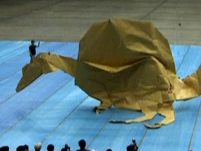 Japan: Riesen Origami-Dinosaurier