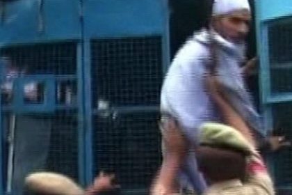 India: Unpaid Transport Workers Injured by Police