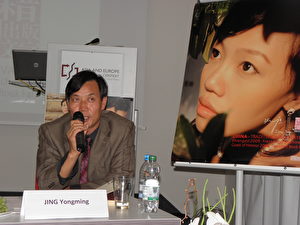 Der Autor Jing Yongming stellt sein Buch "Ein Pekinger Zugvogel" vor und stellt sich anschließend den Fragen aus dem Publikum. (Eckehard Kunkel/Epoch Times Deutschland)