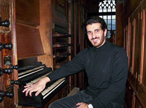Simone Stella an seiner geliebten Orgel in Florenz, der Tamburini-Orgel von Orsanmichele. (Zur Verfügung gestellt von Simone Stella)
