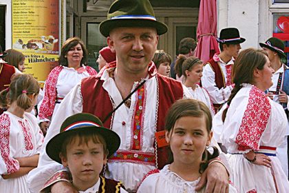 Tänzer, Trachten und Trommler