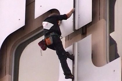„Spiderman“ erklettert Wolkenkratzer in Paris