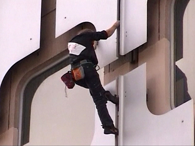 „Spiderman“ erklettert Wolkenkratzer in Paris