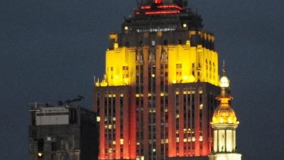 Empire State Building NY leuchtet in den Farben des kommunistischen Chinas