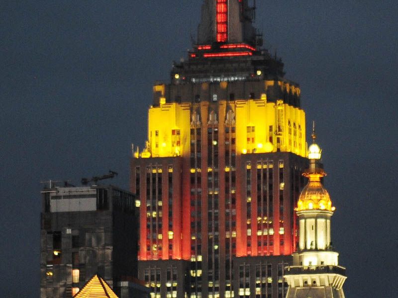 Empire State Building NY leuchtet in den Farben des kommunistischen Chinas