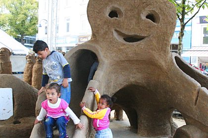 Kinder, Spielen und 25 Kubikmeter Lehm